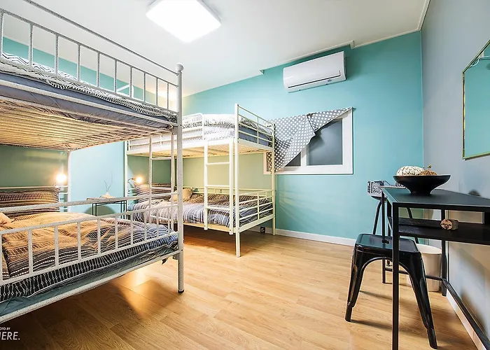 We House At Station Seul
